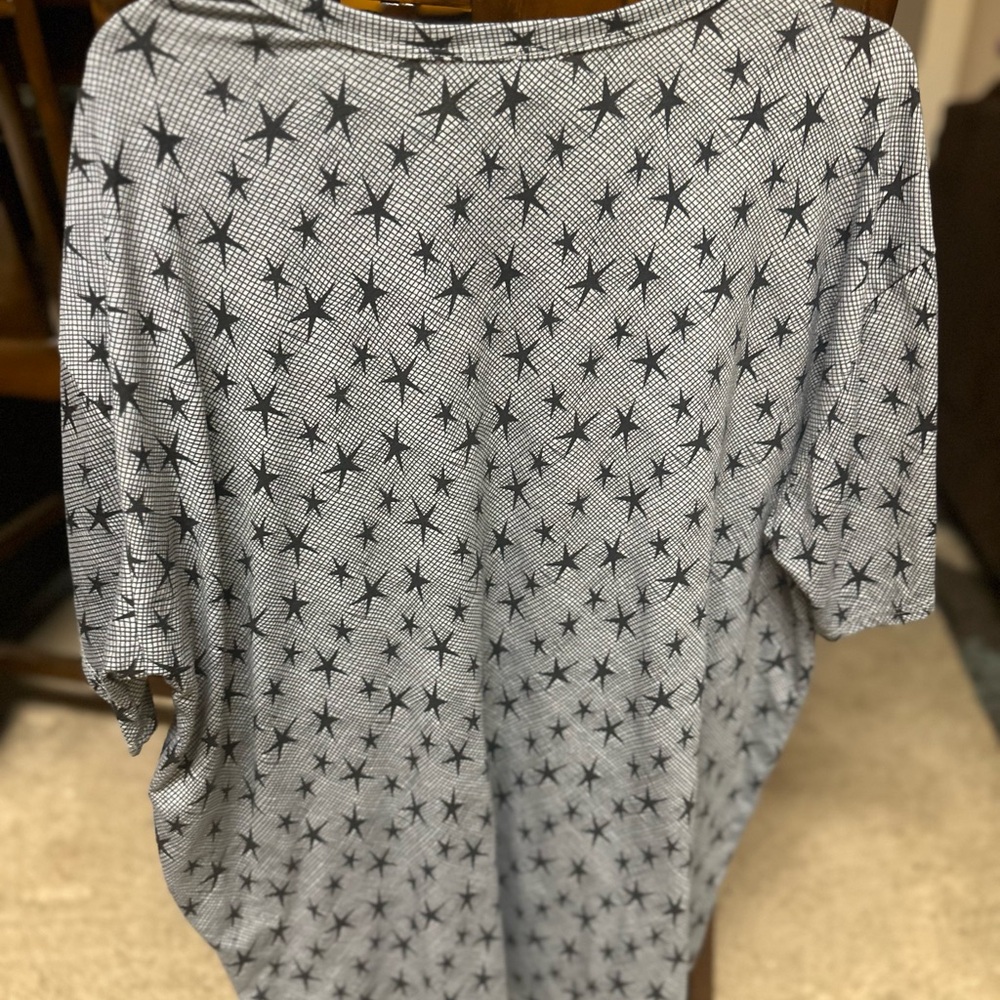 Gray Star Patterned Top - Picture 2 of 3